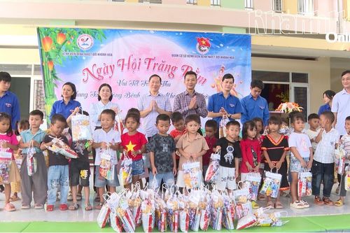 Bệnh viện Bệnh nhiệt đới Khánh Hòa tổ chức chương trình Trung thu tại xã Nam Khánh Vĩnh