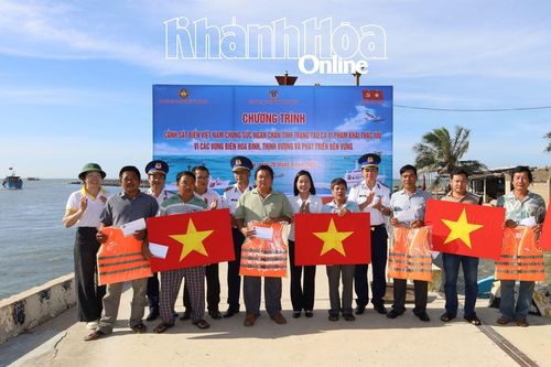 Chương trình 'Cảnh sát biển đồng hành với ngư dân' tại xã Cà Ná