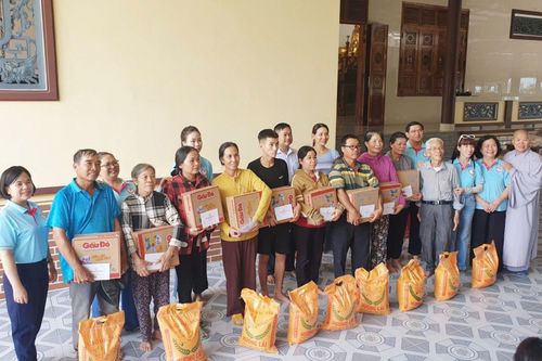 Chùa Khánh Long (phường Hòa Thắng) tặng 50 suất quà cho người có hoàn cảnh khó khăn