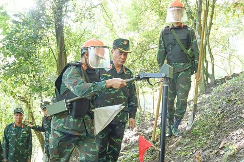 Quân khu 2 kiểm tra công tác rà phá bom, mìn, vật nổ tại Lào Cai