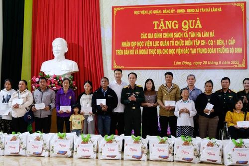 Học viện Lục quân tặng quà gia đình chính sách tại Tân Hà Lâm Hà
