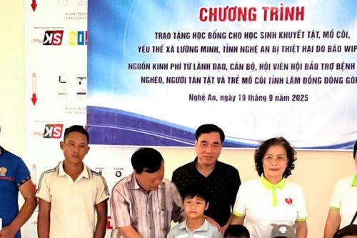 Trao 320 triệu đồng cho học sinh khó khăn tỉnh Nghệ An và Điện Biên
