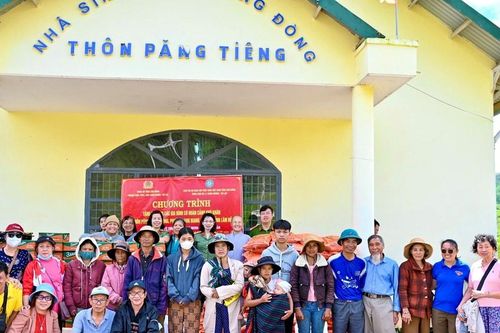 100 phần quà đến với đồng bào dân tộc thiểu số khó khăn Păng Tiên Ruộng