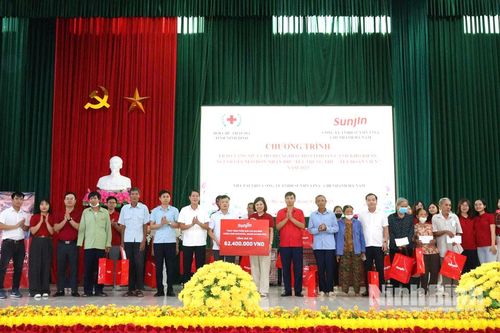 Trao tặng 104 suất quà 'Tết Trung thu - Tết Đoàn viên' cho hộ nghèo, hộ khó khăn phường Lê Hồ