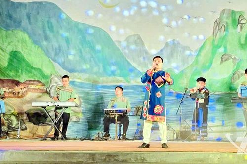 Sau ánh đèn rực rỡ