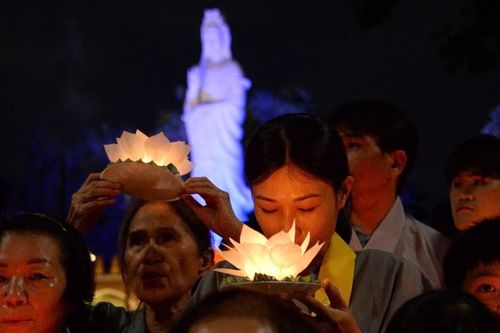 Thiêng liêng hoa đăng trong Pháp hội trì tụng kinh Địa Tạng tại chùa Huê Nghiêm