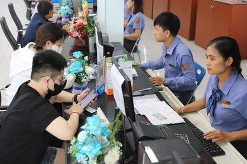 TP.HCM: Người dân xếp hàng từ rạng sáng mua vé tàu Tết trong ngày đầu mở bán