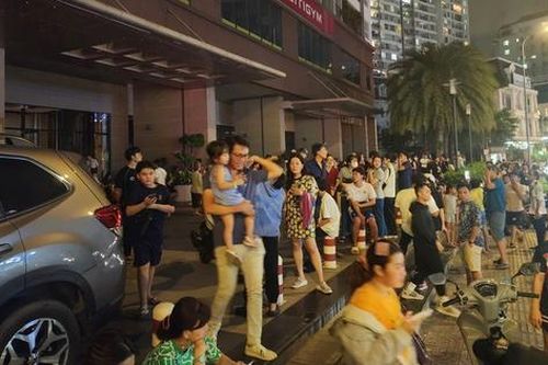 TP.HCM: Hàng ngàn người tháo chạy khi một căn hộ chung cư bốc cháy