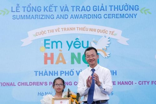 Trao giải cuộc thi vẽ tranh 'Em yêu Hà Nội - Thành phố vì hòa bình'