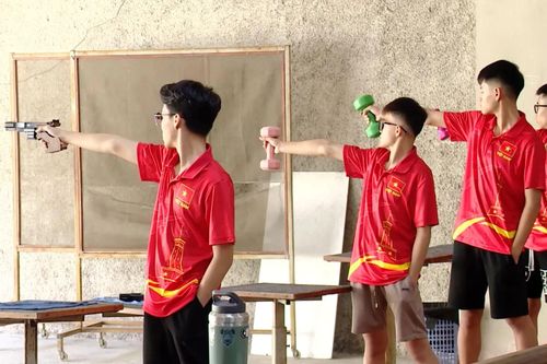 Thiếu trang thiết bị, bắn súng Hà Nội vượt khó thế nào?