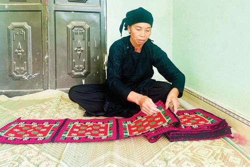 Phụ nữ Nam Tuấn 'giữ lửa' nghề dệt thổ cẩm truyền thống