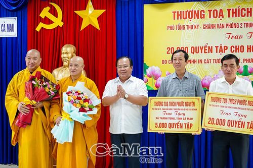 Tiếp nhận 20.000 quyển tập do Thượng tọa Thích Phước Nguyên trao tặng