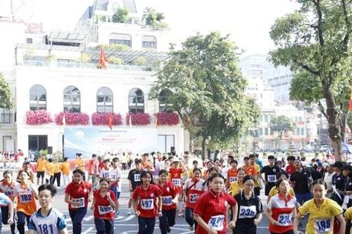 Sôi động Chung kết Giải chạy Báo Hànôịmới mở rộng lần thứ 50 - Vì hòa bình phường Hoàn Kiếm