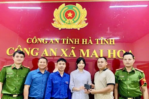 Hành động đẹp của nữ sinh lớp 12 nhặt được chiếc ví có số tiền lớn