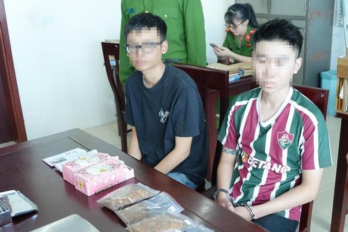 Hai thanh niên giao dịch gói 'thuốc lào' giá cao bất ngờ
