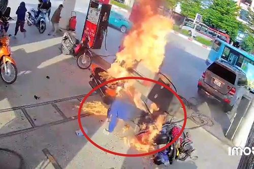 Video ôtô Mercedes rồ ga húc đổ trụ bơm, gây cháy dữ dội cây xăng