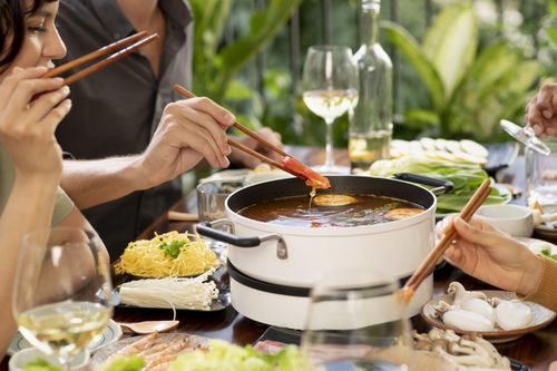 Việc cần tránh khi ăn lẩu để không nhiễm bệnh nguy hiểm