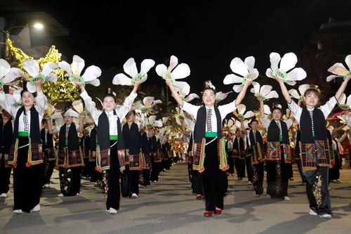 Rực rỡ sắc màu các dân tộc Tây Bắc trên đường phố Điện Biên Phủ