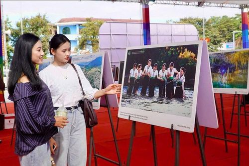 Ấn tượng triển lãm trưng bày hơn 200 bức ảnh đẹp sắc màu Tây Bắc