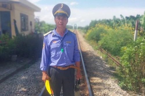 Nhân viên đường sắt dũng cảm cứu người thoát chết trong gang tấc