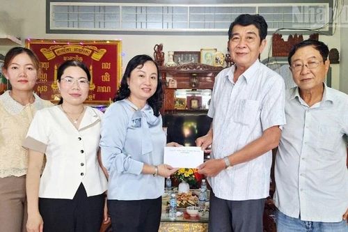 Cà Mau: Nhiều địa phương, đơn vị thăm, tặng quà các hộ Khmer có uy tín