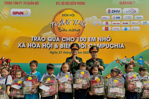Trao quà Trung thu tặng 100 trẻ em nơi vùng biên