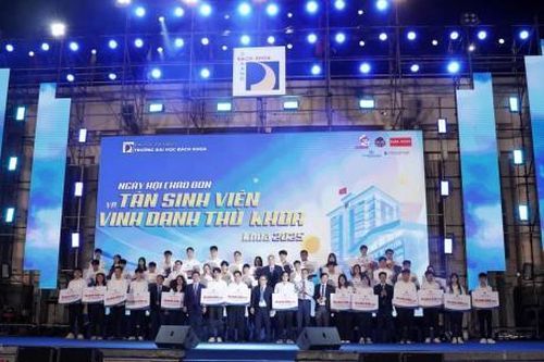Trường Đại học Bách khoa Đà Nẵng vinh danh thủ khoa và chào đón gần 4.000 tân sinh viên