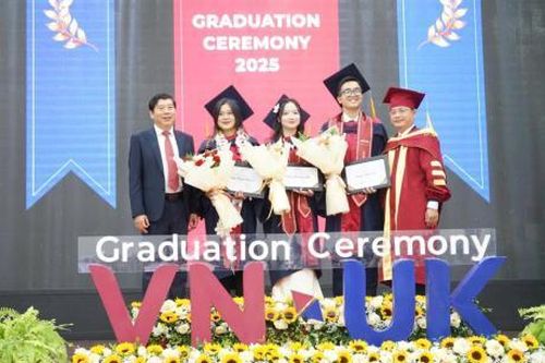 Viện Nghiên cứu và Đào tạo Việt - Anh trao bằng tốt nghiệp 2025, gần 55% đạt loại giỏi và xuất sắc