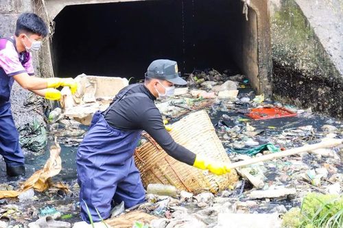 Thanh niên lội bùn dọn rác, khơi thông dòng chảy kênh rạch