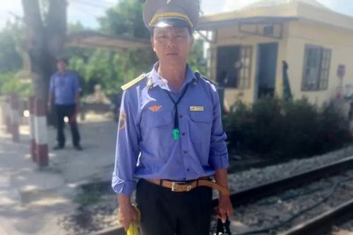 Nhân viên đường sắt cứu người thoát chết trong gang tấc