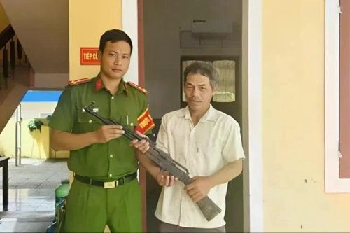 Người đàn ông ở Quảng Trị giao nộp súng AK-47