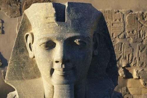 Sau 96 năm, phát hiện phần thiếu của tượng huyền thoại Ramesses II