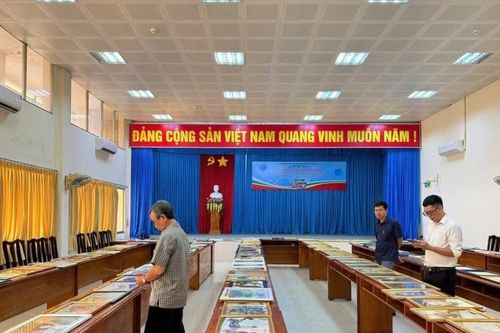 Học sinh An Giang hào hứng vẽ tranh 'Dấu ấn thời gian qua những trang sách'