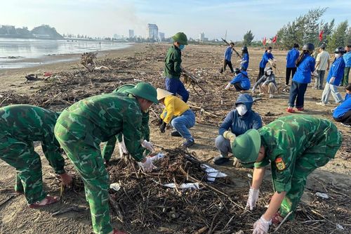 Trên 1.000 người tham gia làm sạch biển Cửa Lò