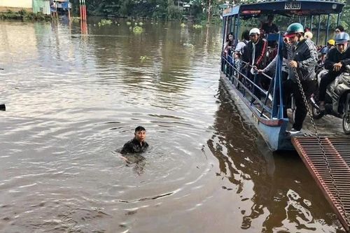 Thanh niên lao xuống sông cứu học sinh