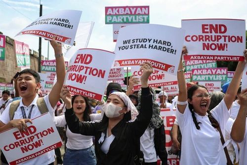 Người biểu tình Philippines ném đá vào cảnh sát bảo vệ dinh tổng thống