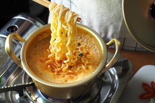 Hai cách dùng mì ăn liền khiến thận xuống cấp