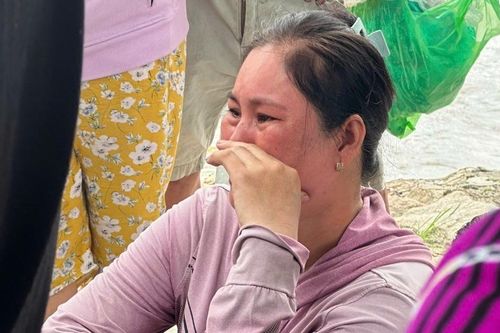 Nam sinh lớp 9 ở TPHCM mất tích dưới kênh, người mẹ nghèo ngã quỵ tại hiện trường