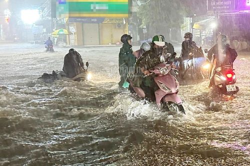 Đồng Nai nước ngập cả mét, ô tô chạy ngược chiều tìm lối thoát