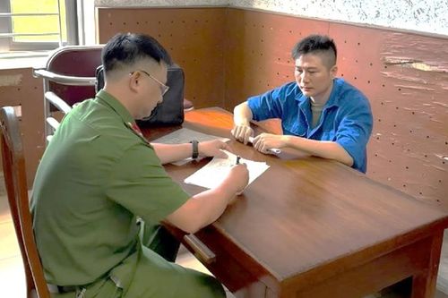 Khởi tố đối tượng thuê xe ô tô tự lái đi cầm cố, làm giả sổ đỏ để vay tiền
