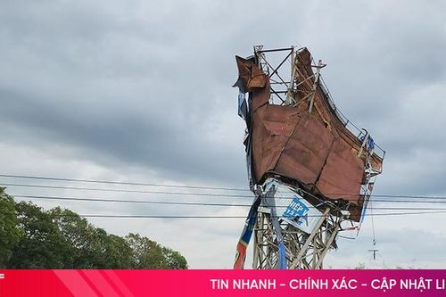 Nhếch nhác biển quảng cáo trơ khung, rỉ sét dọc quốc lộ 1