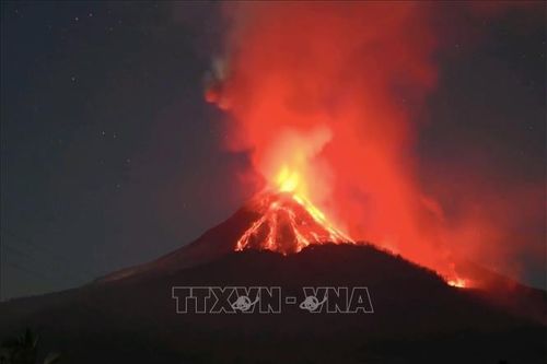 Núi lửa phun trào dữ dội, Indonesia nâng cảnh báo lên mức cao nhất