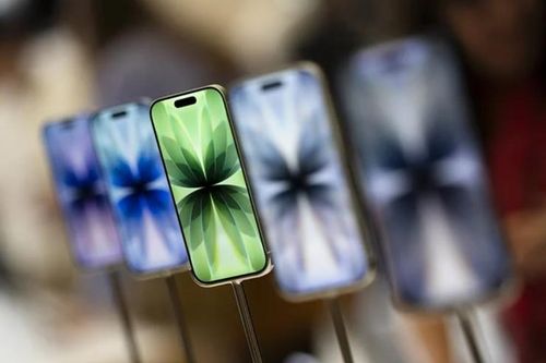 'Đập, thả, ném', iPhone 17 Pro Max vẫn không chịu vỡ