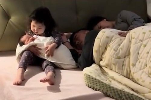 Clip: Nửa đêm bố mẹ say ngủ, hành động của con gái lớn gây bất ngờ lớn