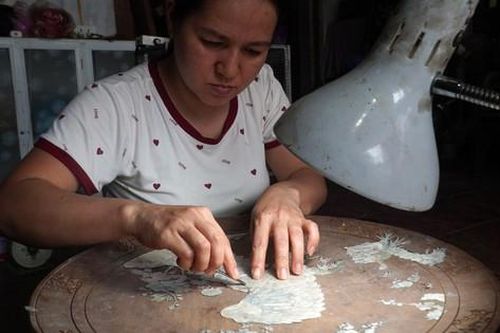 Những bàn tay phụ nữ giữ hồn nghề khảm trai nghìn năm