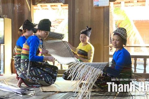 Giữ nghề đan truyền thống của đồng bào Thái