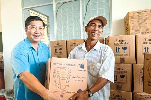 Tặng 200 thiết bị lọc nước cho hộ nghèo, cận nghèo xã Vĩnh Bình