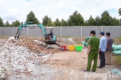 Bắt quả tang 2 vụ đổ trái phép vỏ sầu riêng gây ô nhiễm môi trường
