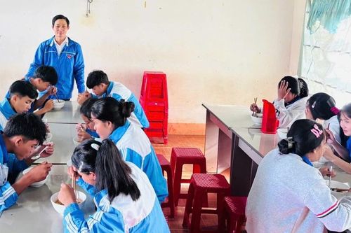 Bí thư Ðoàn trường nấu ăn cho học trò nghèo