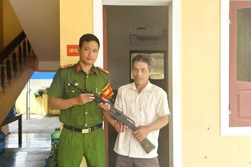 Người dân xã Hiếu Giang giao nộp súng quân dụng tìm thấy khi làm đồng